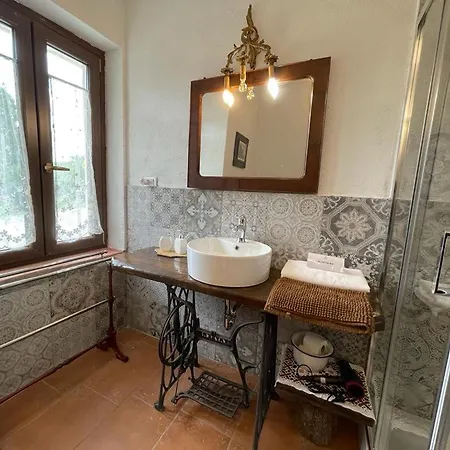 Madama Langa Con Piscina Nelle Vigne Montelupo Albese
